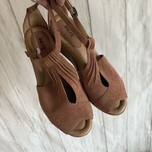 Earth Shoes 8.5 tan peep toe wedge